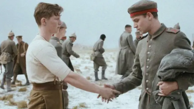 昨天荒蛮的战场成了足球场,双方士兵互赠礼物后又回到各自的战壕里,等待下一场厮杀。