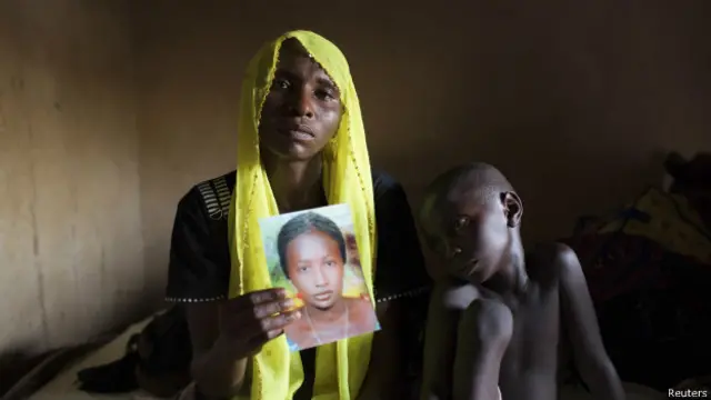 La madre de Rose Daniel, una de las niñas secuestradas, muestra su foto