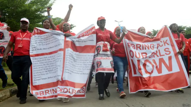 Protesta en Nigeria exigiendo el rescate de los niños