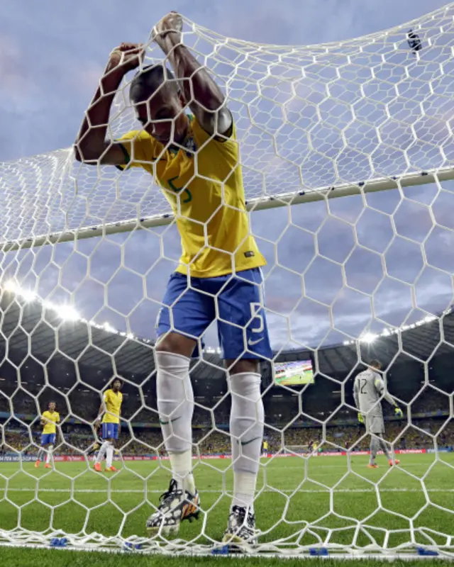 Fernandinho lamenta mais um gol