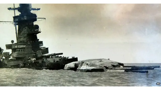 Kapal Nazi Jerman, Graf Spee, tenggelam di akhir tahun 1930-an akibat pertempuran dengan kapal perang Inggris.