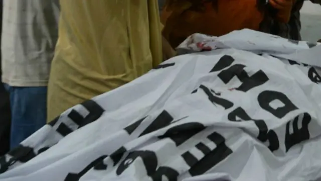 پولیس افسر نے کہا کہ مرنے والے افراد کی عمریں 25 سے 30 سال کے لک بھگ بتائی جاتی ہے اور ان کی داڑیاں بھی ہیں