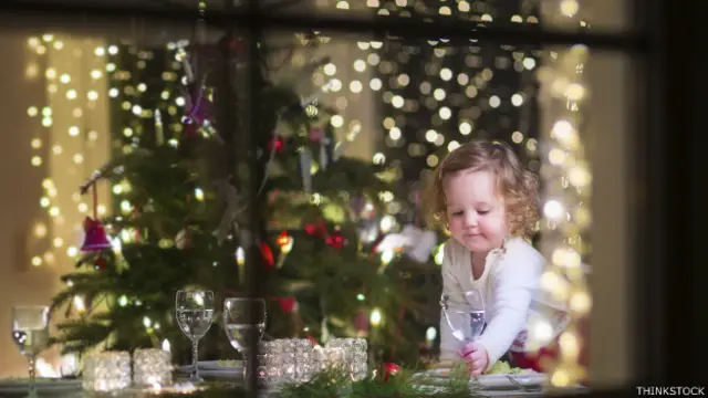 El profesor de psicología experimental recomienda decorar el lugar de forma que evoque "nostalgia navideña".