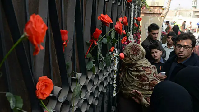 Serangan Taliban atas sebuah sekolah di Pakistan yang menewaskan lebih dari seratus orang telah menimbulkan kemarahan dunia.