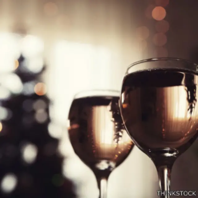 Unas copas grandes de cristal fino harán parecer que el vino es mejor.