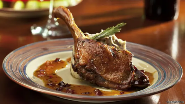 Spence sugiere presentar bien los alimentos, en lugar de echarlos directamente en el plato.