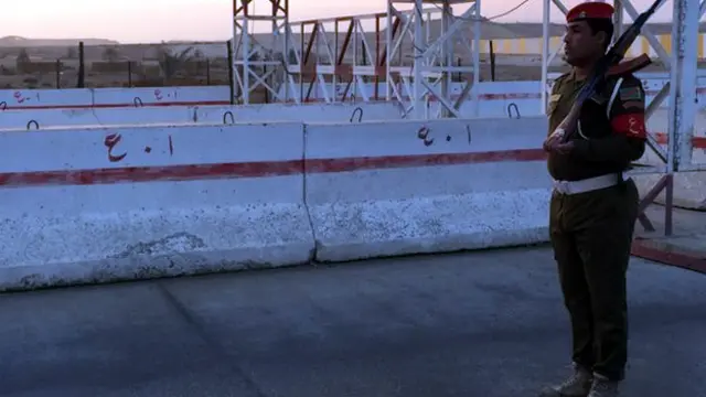 مدخل قاعدة عين الاسد