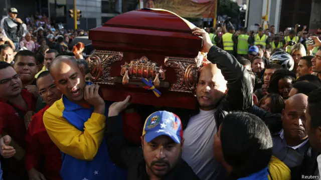 Antonio "El Potro" Álvarez (a la derecha) portando el ataúd durante el funeral del diputado oficialista Robert Serra, quien murió en octubre pasado.