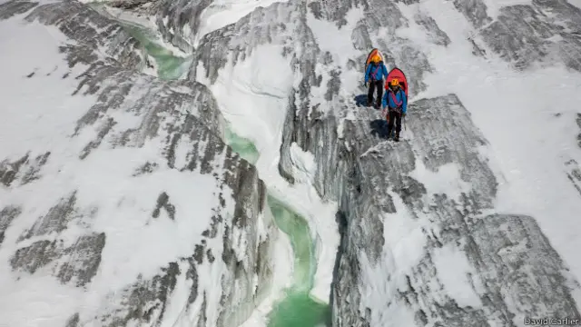 Los protagonistas fueron de Claude-Alain Gailland, un guía de las montañas suizas, y Gilles Janin, un especialista en las actividades de los cañones que se abren en el hielo.