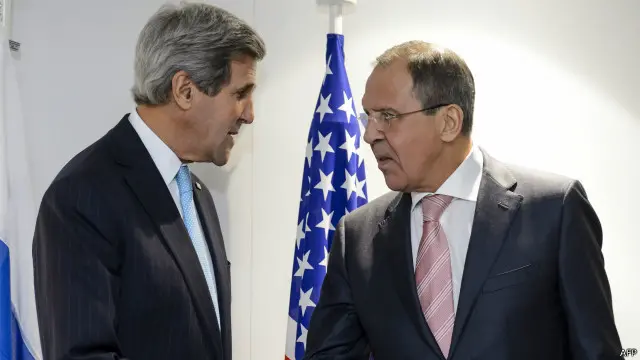 جاء تحذير موسكو خلال مكالمة هاتفية بين لافروف (يمين) وكيري.