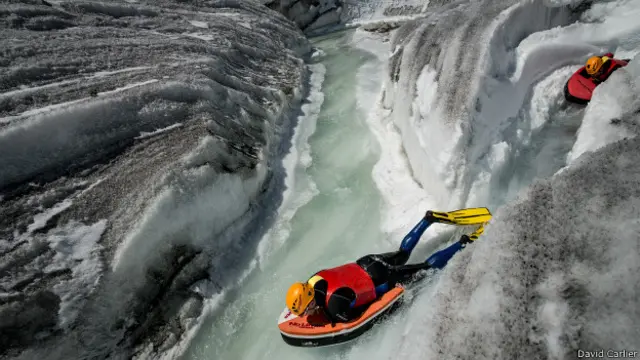 Uno es que se necesita revisar el recorrido para asegurarse de que no hay ningún cráter, el otro es el constante peligro de que hayan lagos encubiertos que queden liberados de repente tras el resquebrajamiento de las paredes de hielo.