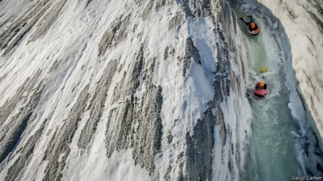 Los peligros al que se enfrentan las pocas personas que tienen acceso a este remoto lugar en Los Alpes son evidentes.