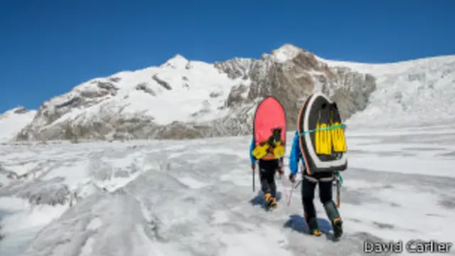 El deporte es conocido en inglés como "Glacier Boarding", parecido al bodyboarding que se realiza en la playa.