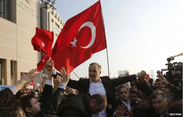 اطلق سراح اكرم دومانلي يوم الجمعة، ولكنه منع من السفر