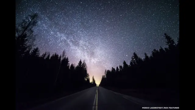 فوٹوگرافر مِکو لیگرسٹاڈ نے قطب شمالی کے قریب واقع ملک فن لینڈ کے خوبصورت مناظر کی تصاویر اتاری ہیں۔ انھوں نے تصاویر کے اس سلسلے کو ’کنارہ‘ یا آخری سِرا کا نام دیا ہے۔ 