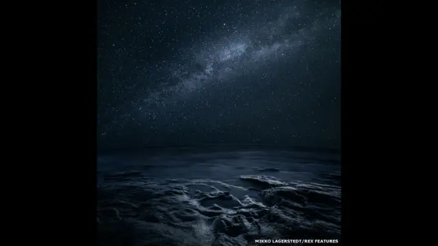 شہروں اور قصبوں میں روشنی کی وجہ سے آپ ستاروں کو نہیں دیکھ پاتے، لیکن برقی روشنیوں سے دور نکل جائیں تو آپ کو احساس ہوتا ہے کہ پورا آسمان جگمگا رہا ہے۔ 