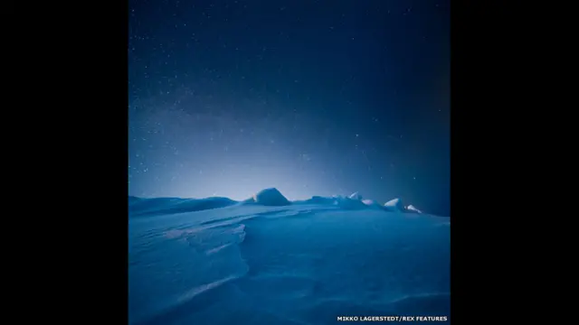 ’مجھے فضا کی تصویریں اتارنا بہت اچھا لگتا ہے۔ رات اور صبح سویرے کی روشنی مجھے اپنی جانب کھینچ لیتی ہے۔ میں تصویریں یا تو ساحل پر جا کر اتارتا ہوں یا شہروں سے بہت دُور جا کر۔‘ 