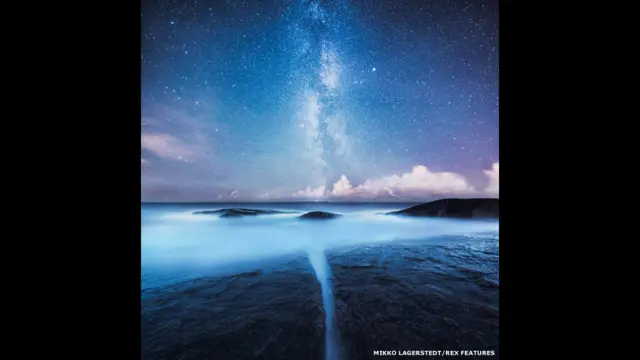  مِکو لیگرسٹاڈ کہتے ہیں کہ ان کا پسندیدہ منظر یہ ہے جسے وہ ’منقسم‘ کا نام دیتے ہیں۔’یہ تصویر اس بہترین لمحے کی عکاسی کرتی ہے جب آپ سمندر کے کنارے کھڑے ہوئے قدرتی مناظر سے لطف اندوز ہو رہے ہوتے ہیں۔‘