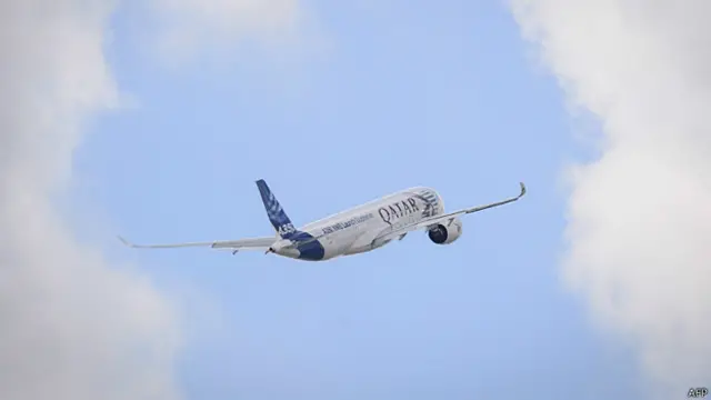 Aviones en concurrido aeropuerto