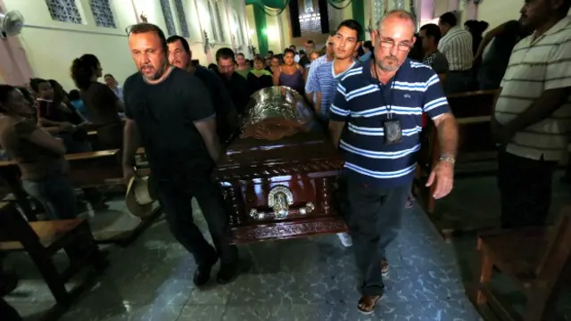 Hipólito Mora, fundador de autodefensas, en el funeral de su hijo en Michoacán. Foto: AFP/Getty