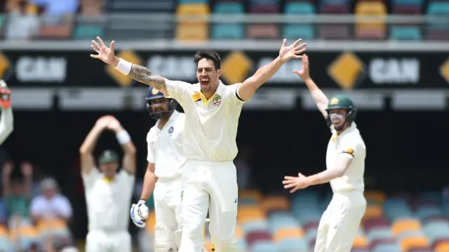 مچل جانسن نے 61 رنز کے عوض چار وکٹ لیے