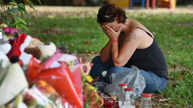 Warga Kota Cairns datang ke rumah lokasi pembunuhan untuk menyampaikan simpati mereka.