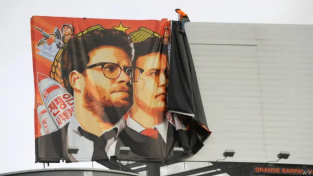 备受争议的喜剧片《采访》周四（12月25日）终于在美国上映。由于此前的索尼“黑客门”事件，这部影片获得了前所未有的关注。