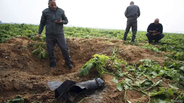 يقول الإسرائيليون إن القصف جاء ردا صاروخ سقط على عسلاق. 