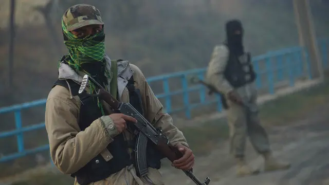 سکیورٹی فورسز کے اہلکار گشت کرکے گاڑی میں جارہے تھے کہ اس دوران سڑک کے کنارے ان کی گاڑی کو ریموٹ کنٹرول بم دھماکے میں نشانہ بنایا گیا