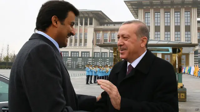 يرى البعض ان ثمة تناقضا في الموقف القطري من التقارب مع مصر لاسيما بسبب علاقات الدوحة الوثيقة مع تركيا التي لا تعترف بشرعية النظام المصري الحالي