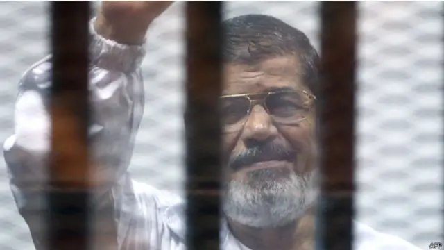 يحاكم في هذه القضية 131 متهما يتقدمهم الرئيس الأسبق محمد مرسي