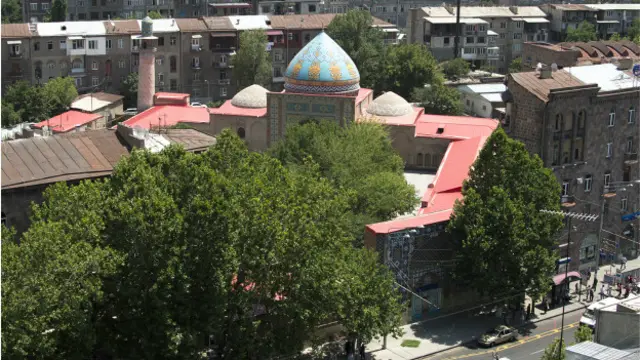مسجد کبود مجموعه عظیمی است درست در قلب ایروان، پایتخت ارمنستان. آن‌چه به نام مسجد کبود می‌شناسیم در حقیقت دو مسجد است: مسجد بزرگ‌تر، با گنبدی از کاشی‌های فیروزه‌ای، که همان مسجد کبود است، و مسجد کوچک‌تر که به اسم امام سوم شیعیان حسین است. در دورانی که ارمنستان بخشی از شوروی بود، این مجموعه به‌عنوان موزه ایروان و موزه تاریخ طبیعی استفاده می‌شد. پس از استقلال ارمنستان در سال ۱۹۹۱، دولت این کشور توافقی با ایران امضاء کرد و ایرانی‌ها این مسجد را بازسازی کردند. کم‌کم مسجد همان شد که باید باشد، محل عبادت.