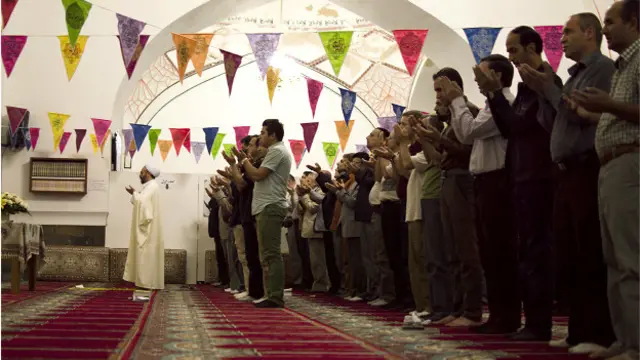 اولین امام مسجد سال ۲۰۱۳ از تهران آمده است