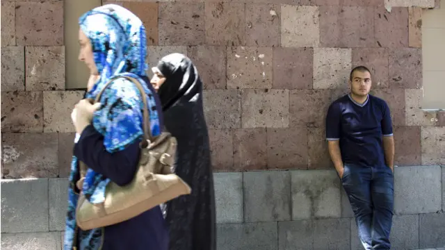 امام مسجد همسرش را هم با خودش به ایروان آورده. حدودا یک سال است این‌جا زندگی می‌کنند. او گفته با این‌که همه مسیحی‌اند احساس راحتی می‌کند. از همسایه‌ها که به‌قول خودش "خیلی مهربان‌اند" راضی است.