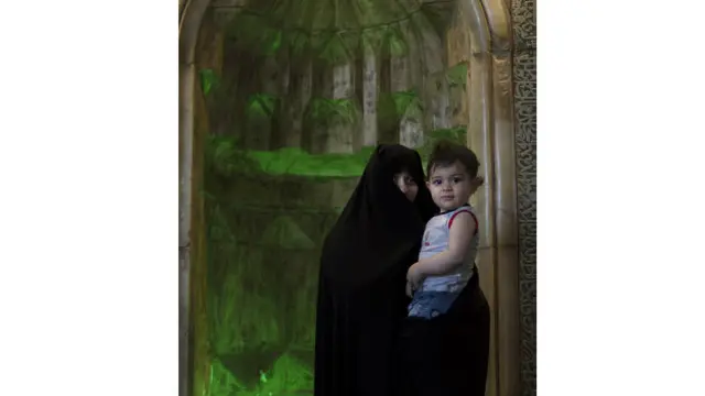 پسر امام مسجد کبود سرباز است و نمی‌تواند از ایران خارج شود. دخترش دانشجوی الهیات است. یک بار با شوهر و پسر کوچک‌اش برای دیدار مادر و پدر آمدند ارمنستان.