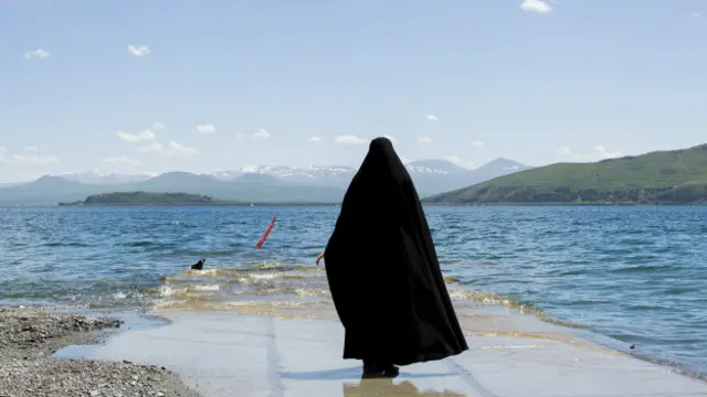 همسر امام مسجد گفته که مدام به ارمنی‌هایی برمی‌خورد که می‌گویند "اینجا کشور آزاد است. می‌توانی حجابت را برداری." می‌گفت هر بار برای‌شان توضیح می‌دهد که خودش خواسته و "مردها مجبورش نکرده‌اند". او شیفته دریاچه سوان در کوه‌های ارمنستان است.