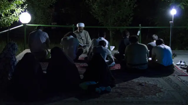 هر سال هزاران ایرانی برای تفریح یا تجارت به ایروان می‌آیند. حوالی نوروز مسافر خیلی بیشتر است. اما مسجد همان یک مسجد است و امام همان یکی امام. 