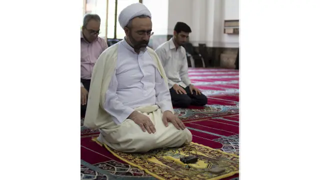 امام مسجد گفته که پیش از این‌که بیاید ارمنستان، کلیساهای ارمنی ایران را دیده بوده. می‌گوید وقتی در کلیسای معروف ارامنه در خیابان کریم‌خان تهران مراسم عشای ربانی است، صدا در همه محله شنیده می‌شود. خانواده‌اش معتقدند ارمنستان از آن‌چه تصور می‌کرده‌اند بهتر بوده.