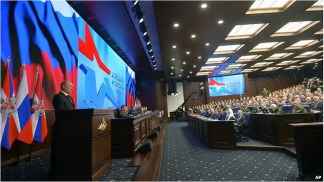 ولادیمیر پوتین رئیس جمهوری روسیه روز جمعه در یک گردهمایی نظامیان حضور یافت و وزیر دفاع این کشور از افزایش نیروهای روس در کریمه خبر داد