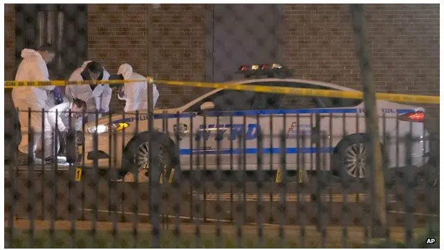 دو مامور پلیس در حالی که در خودروی گشتزنی نشسته بودند هدف قرار گرفتند