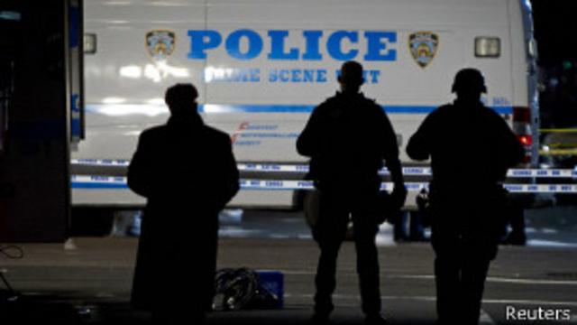 El jefe del Departamento de Policía de Nueva York, Bill Bratton, dijo que los hombres habían sido "disparados por sus uniformes".