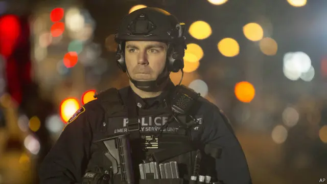 اس واقعے کے بعد پولیس نے علاقے کو گھیرے میں لے لیا