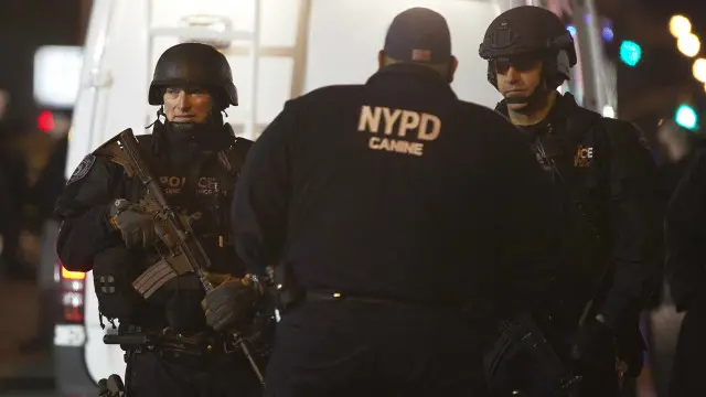 پولیس اہلکاروں کی ہلاکت کا واقعہ ایک ایسے وقت پیش آیا ہے جب شہر کی پولیس کے رویے اور ملزمان سے نمٹنے کے طریقوں کی کڑی جانچ جاری ہے