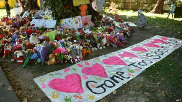 Duka warga diwujudkan dalam karangan bunga yang diletakkan di luar rumah lokasi pembunuhan.