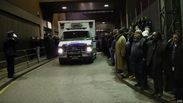 Машина с телами погибших полицейских выезжает из госпиталя в Нью-Йорке