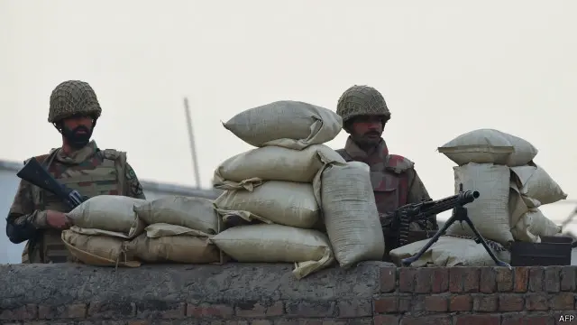 فوجی جوانوں نے لاہور کی کوٹ لکھپت جیل کی چھت پر مورچے بنا لیے ہیں