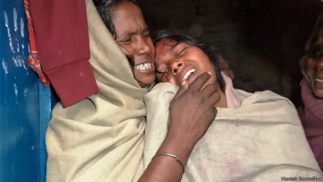 मारे गए मछुआरों के परिवार के सदस्य