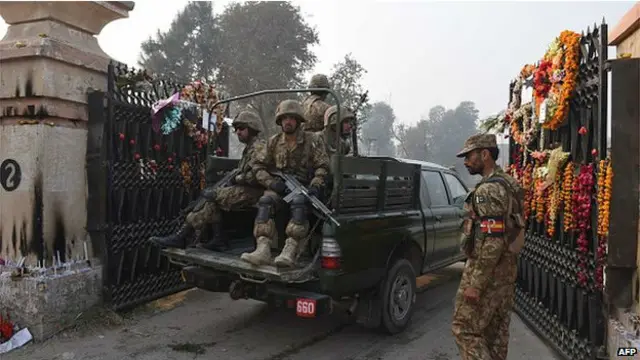 سکول کا گیٹ ایک مزار کا منظر پیش کر رہا ہے