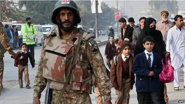 حملے کے بعد پشاور کی سڑکوں پر سیکورٹی اہلکار اور سہمے ہوئے بچے دکھائی دیے