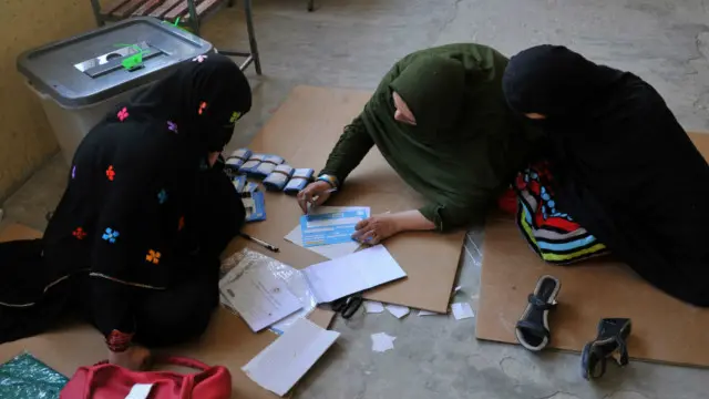 سره له دې چې د نړيوالو څارونکو پر وړاندې د رايو لويه برخه له سره وشمېرل شوه، خو د عبدالله عبدالله ټاکنيزې ډلې و نه منلې او له اوونيو سياسي لانجو وروسته د ملي يووالي حکومت جوړ شو